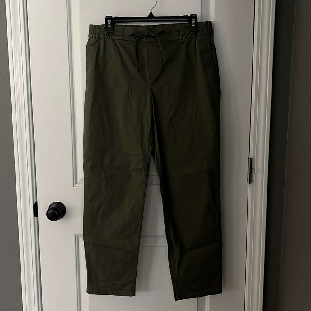 NWOT Old Navy relaxed fit, drawstring ankle length chinos